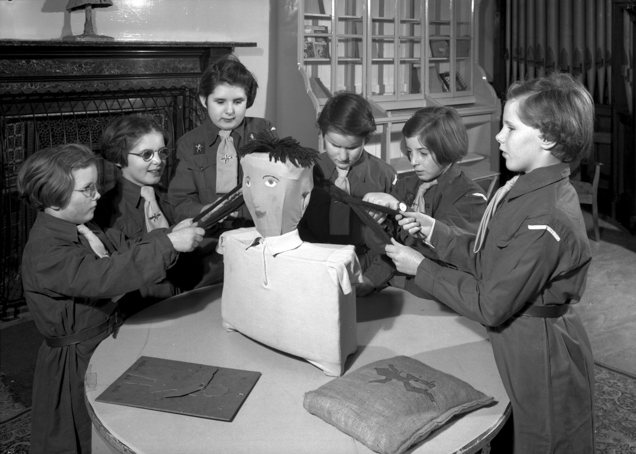 Royal Victoria School for the Blind Brownie -ryhmän jäsenet työskentelevät yhdessä, Newcastle upon Tyne, Iso-Britannia, tammikuu 1962 (svetokuvassa). tekijältä Unbekannt Unbekannt