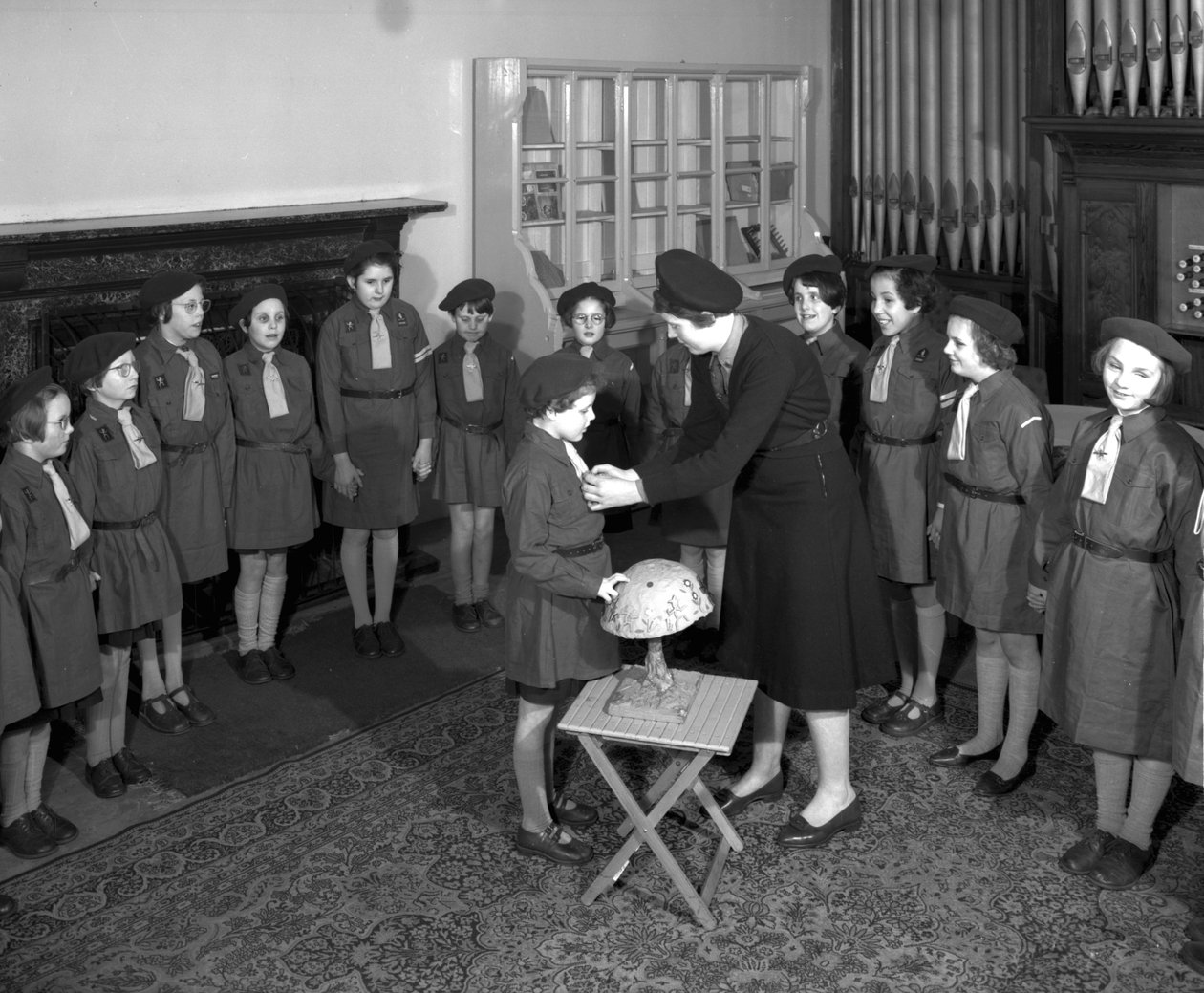 Esittely Brownie-lauman jäsenelle Royal Victoria School for the Blind, Newcastle upon Tyne, Yhdistynyt kuningaskunta, tammikuu 1962 (svetokuvassa). tekijältä Unbekannt Unbekannt