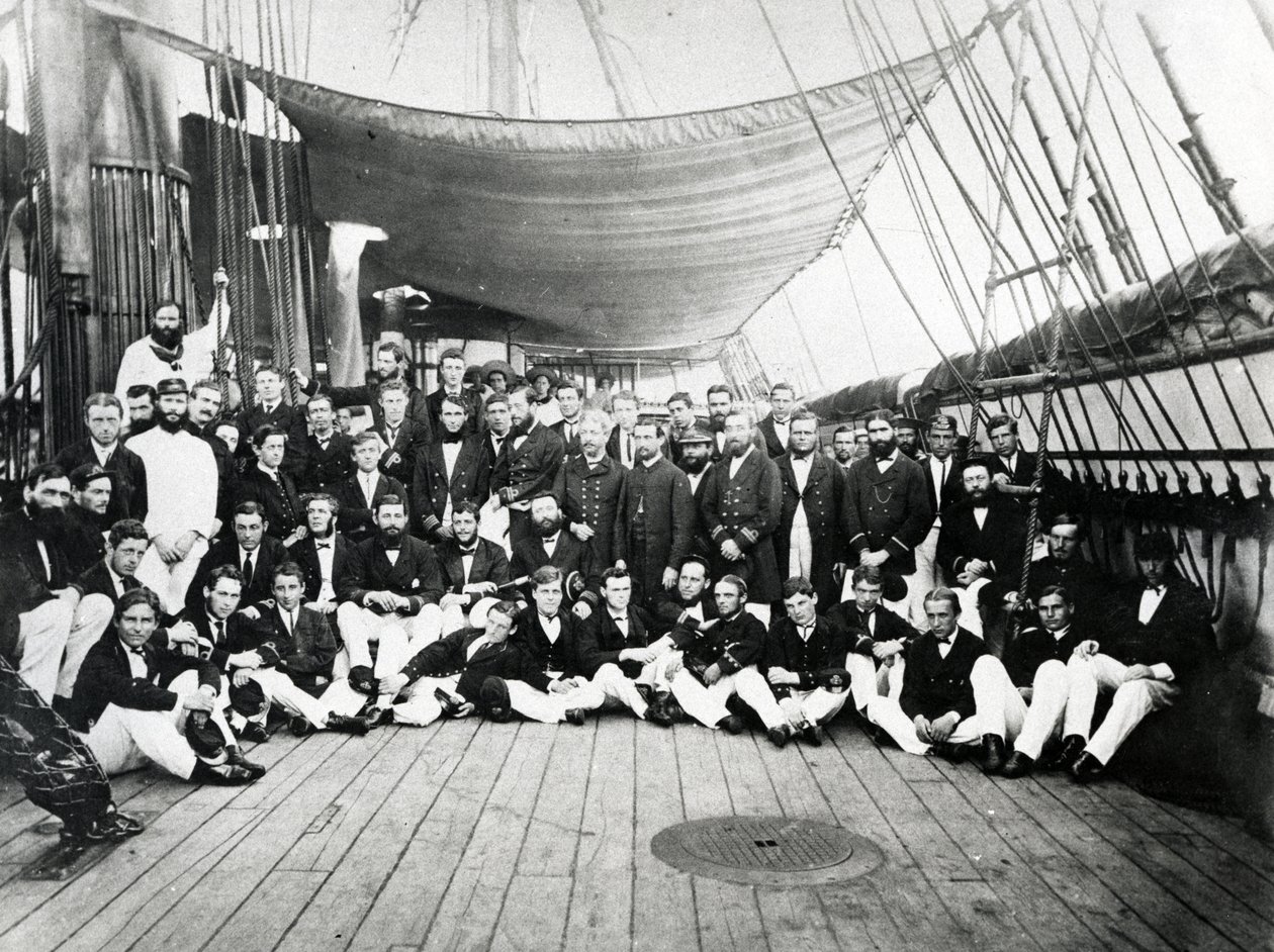 Brittiläisen laivaston upseerit kannella, n. 1870 tekijältä English Photographer