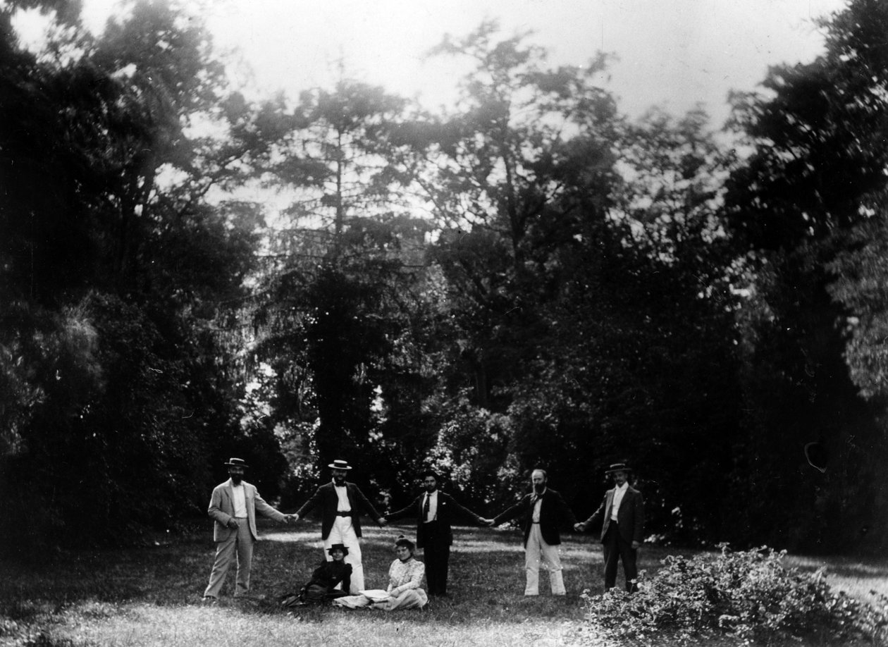 Ystäväryhmä kädestä pitäen Le Relaisin puutarhassa, Natanson-perheen kodissa Villeneuve-sur-Yonnessa, n. 1899 tekijältä French Photographer