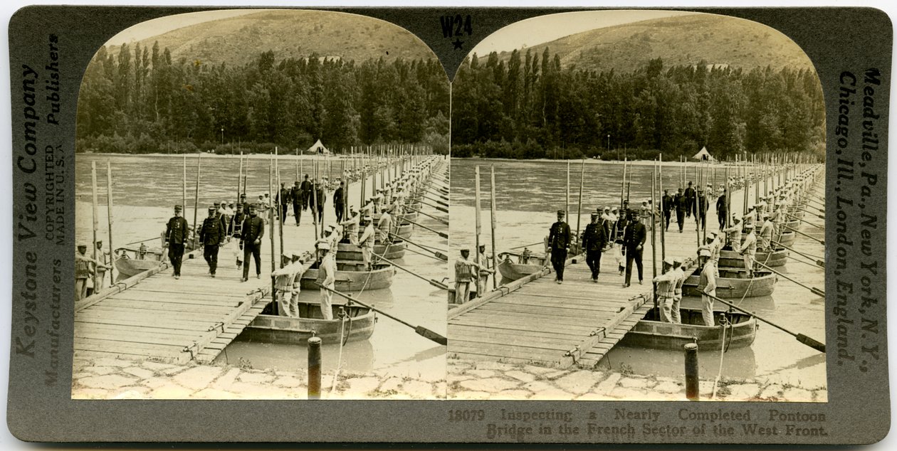 Vaakasuora, seepia -stereokortti, jossa virkapukuiset upseerit ylittävät ponttonisillan ja miehet seisovat ponttoneissa sillan kummallakin puolella. Keystone Stereograph numero 18079 tekijältä Keystone View Company