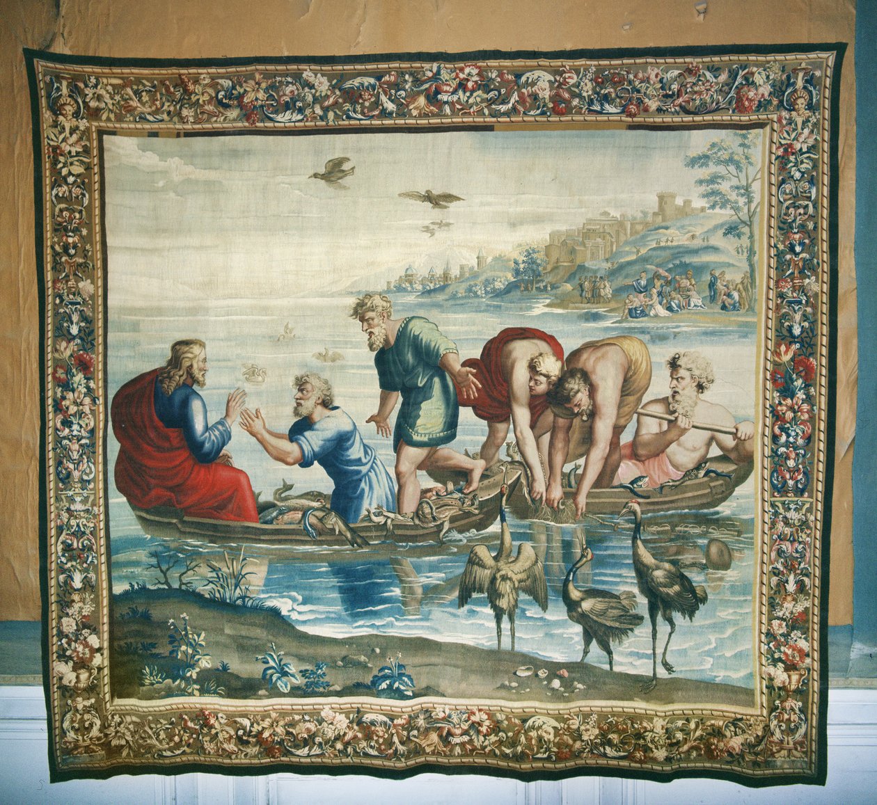 Apostolien tekoja kuvaava kuvakudos, Ihmeellinen kalasaalis, kudottu Beauvais Workshopissa Philippe Behaglen (1641-1705) johdolla, 1695-1698 (villakudos) tekijältä Raffaello Sanzio Raphael