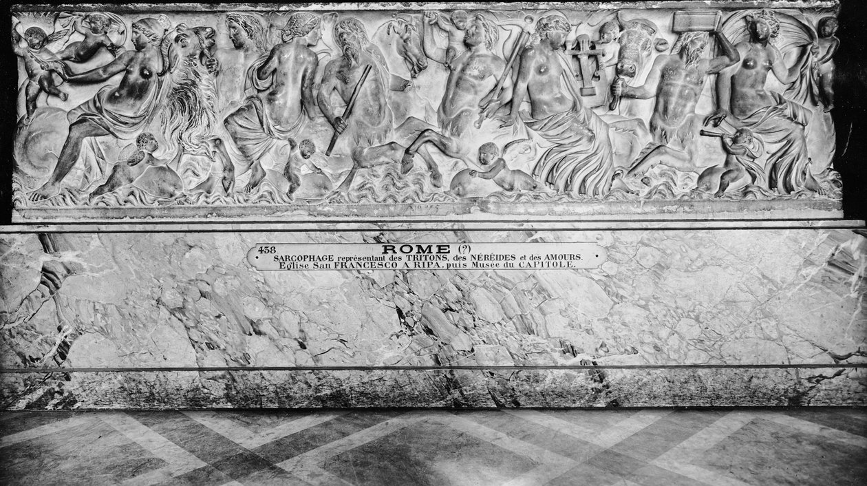 Sarkofagi näyttää Tritonit, Nereidit ja Amours (marmori) tekijältä Roman