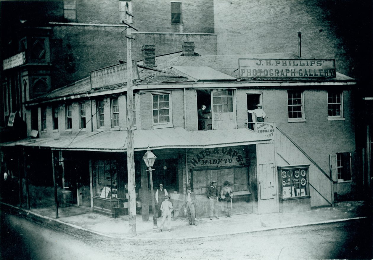 J.H. Phillips Daguerrean Gallery, Third Streetin lounaiskulma (Memorial Drive) ja Washington Avenue tekijältä Unknown