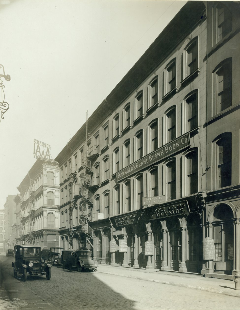Third Street (Memorial Drive), Olive Streetin pohjoispuolella tekijältä Unknown