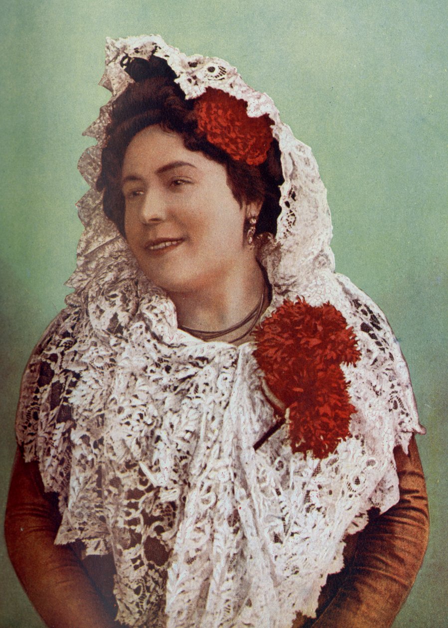 Espanja. Scarlet kukat ja valkoinen pitsi mantilla draped hiukset ja hartiat näyttävät hyötyä eteläisen kauneuden Andalusian. 1920 tekijältä Unknown