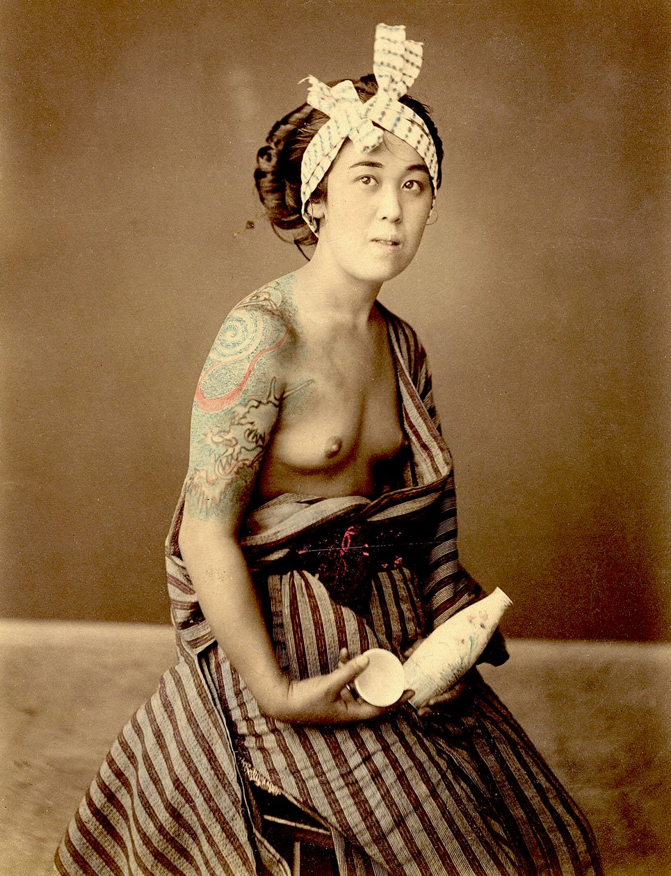 Tatuoitu japanilainen nainen, n. 1890 (käsin väritetty kuva) tekijältä Unknown