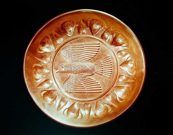Levylle kaiverrettu kotka ja siivet levitetty (kulta) tekijältä Achaemenid