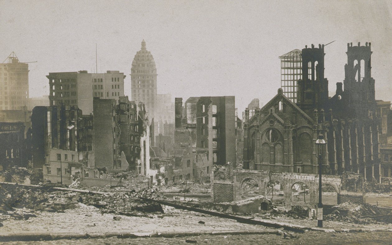 Rakennukset raunioina San Franciscon maanjäristyksen ja tulipalon jälkeen, 1906 tekijältä American Photographer