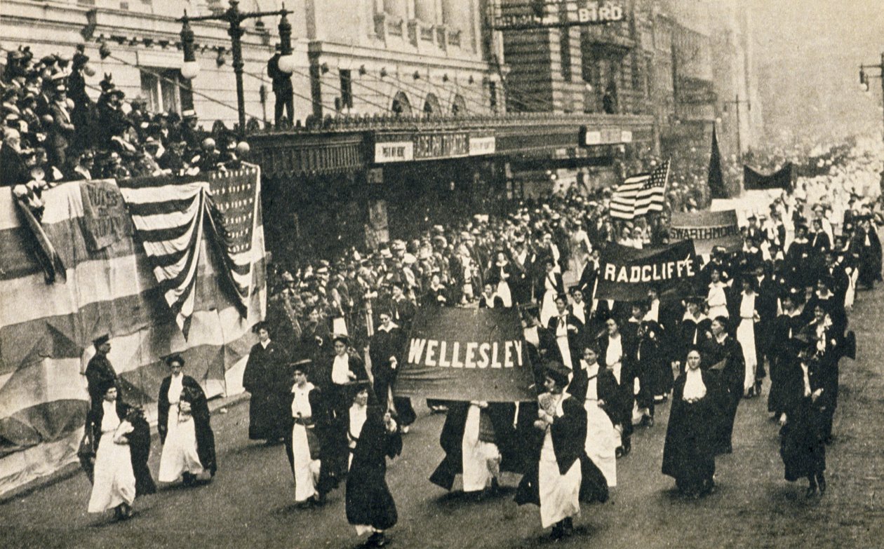 Suffragette-paraati Adelphi-teatterin ulkopuolella, New York, 1910 tekijältä American Photographer
