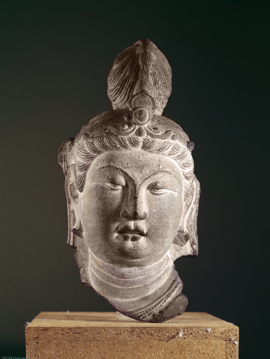 Bodhisattvan pää, Tang-dynastia (618-907), n. 710 (hiekkakivi ja pigmentti) tekijältä Chinese School
