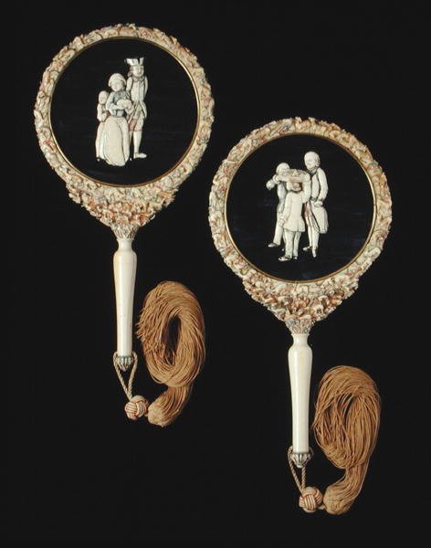 Pari käsipeiliä, luultavasti valmistettu Kantonissa, Qianlong-kaudella, 1736-95 (monivärinen norsunluu) (katso 207210) tekijältä Chinese School
