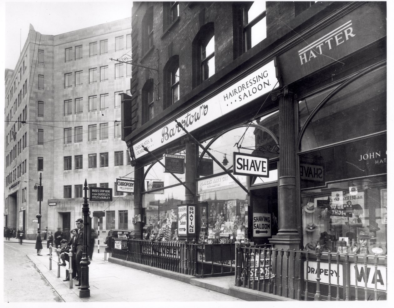 Barstowsin parturi Wellington Streetillä, Leedsissä, 1939 tekijältä English Photographer
