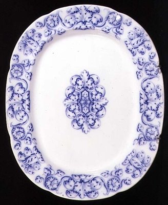 Albertoli-kuvioinen Staffordshire-lautanen, n. 1860 (keraaminen) tekijältä English School