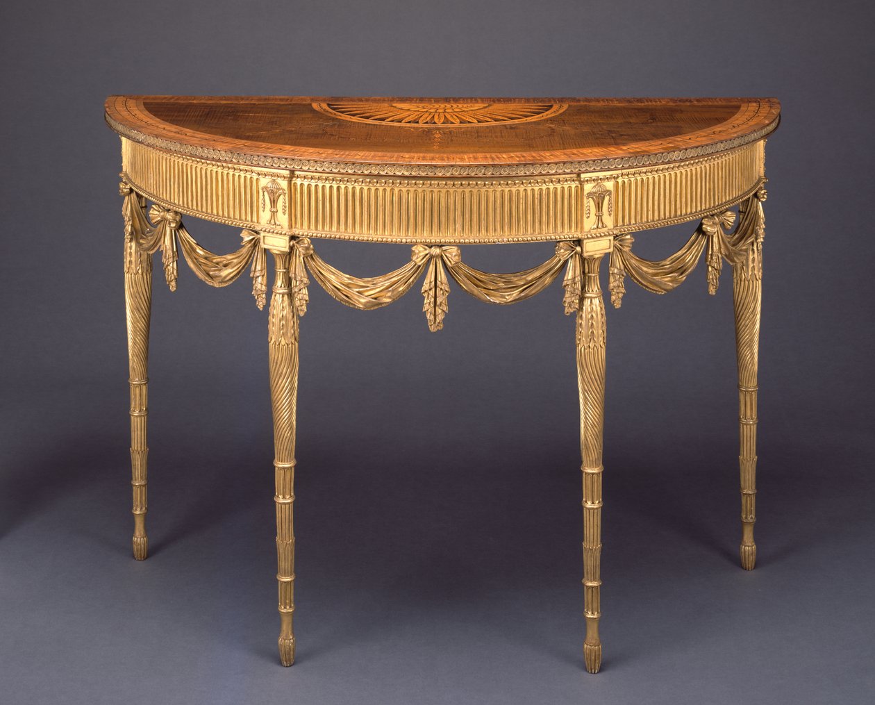 Pier Table, n. 1770 (lehtipuu, ruusupuu ja kullattu puu) tekijältä English School