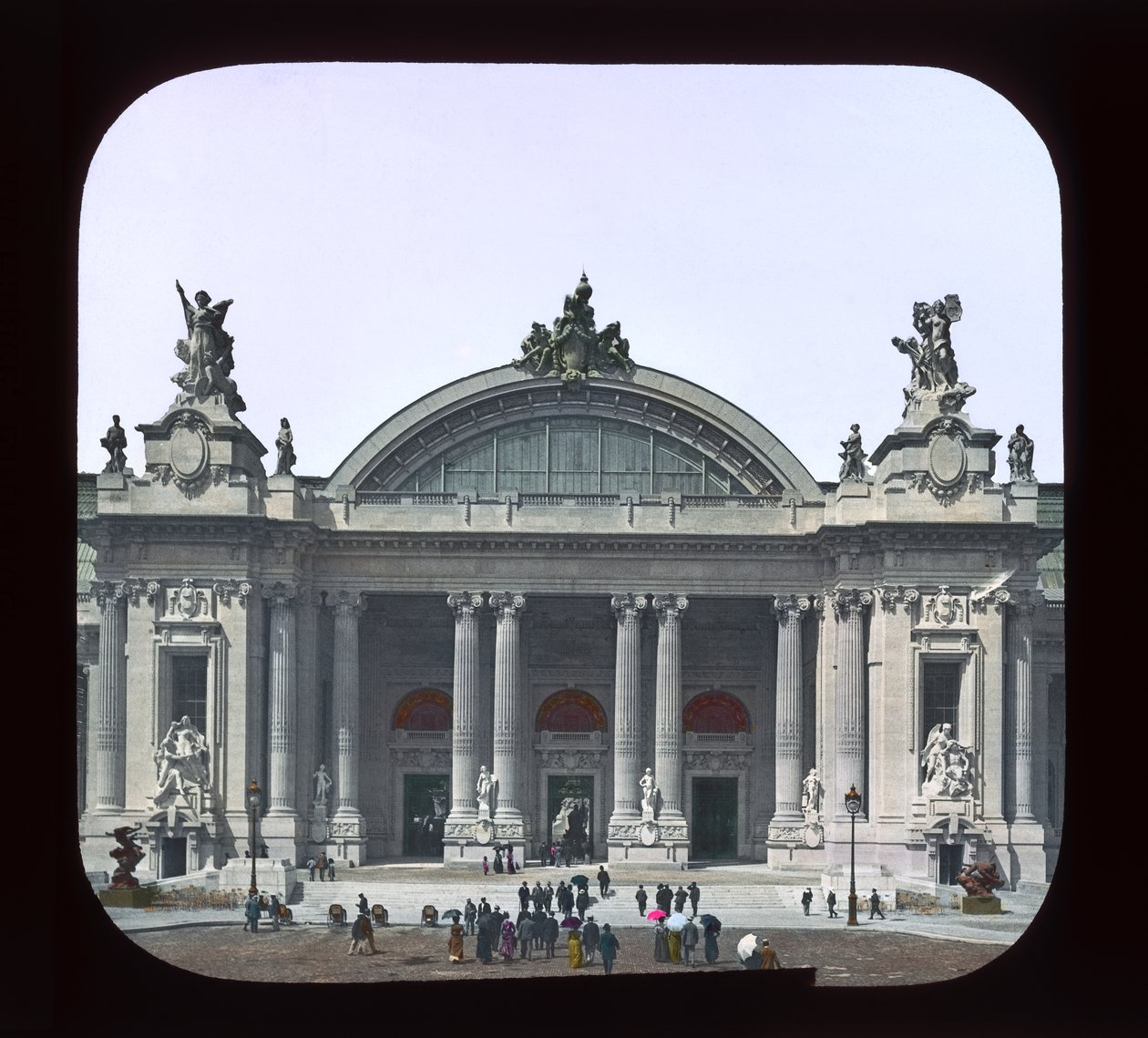 Pariisin näyttely: Grand Palais, Pariisi, Ranska, 1900 (lyhtyliukumäki) tekijältä French Photographer