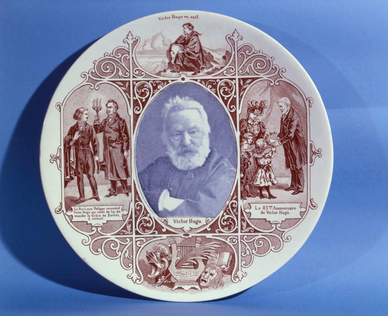 Sarregueminesin keramiikassa valmistettu muistolautanen Victor Hugon (1802-85) elämälle, n. 1884-85 (keraaminen) tekijältä French School