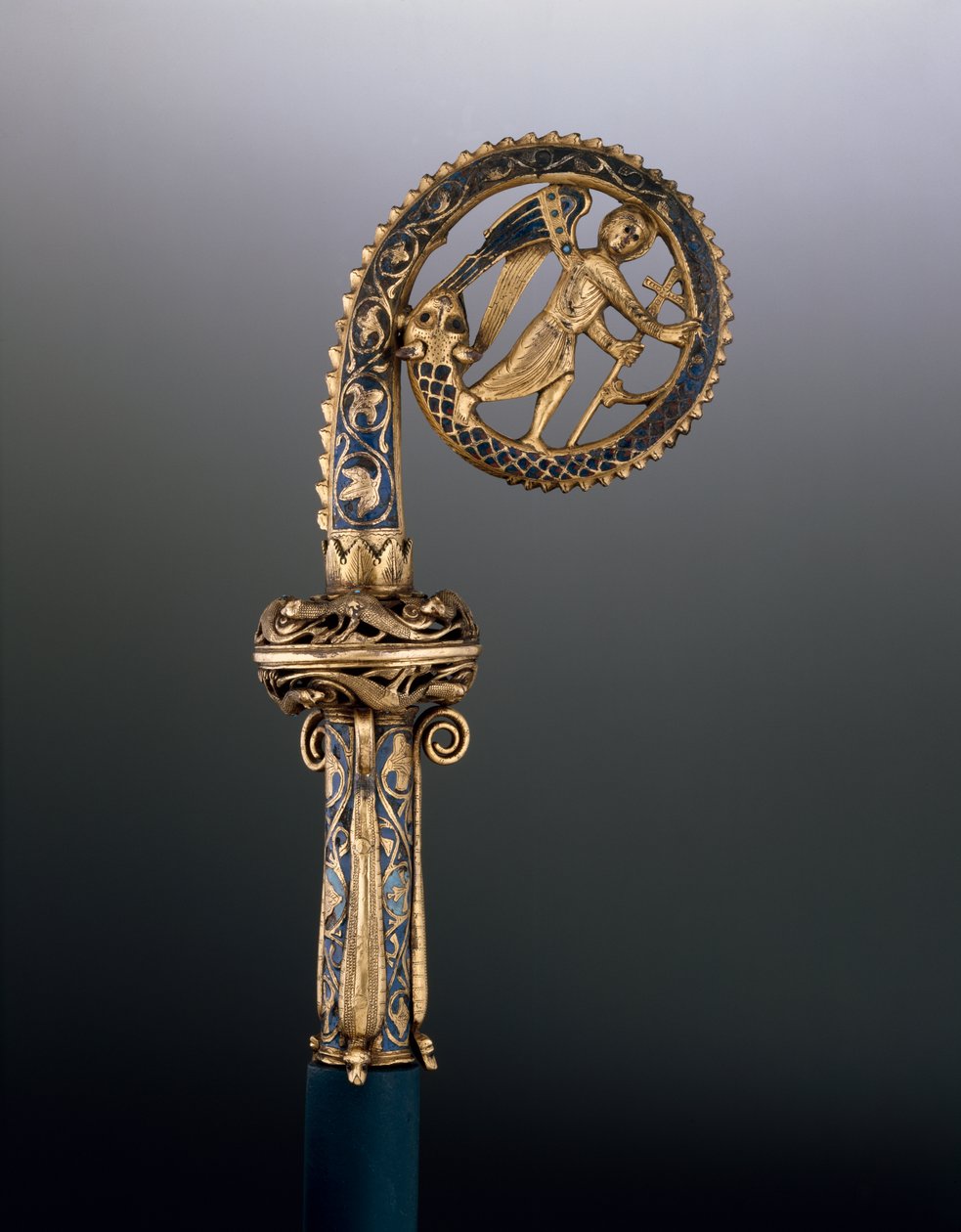 Crozier-pää, joka kuvaa käärmeen tallaavaa Pyhää Mikaelaa, n. 1225-1250 (kullattua kuparia ja champleve-emalia) tekijältä French School