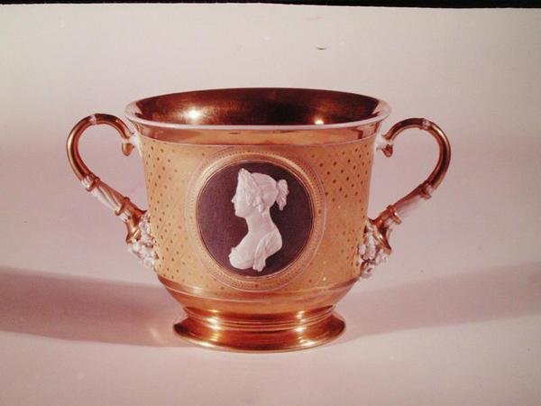 Sevre-kuppi, jossa keisarinna Josephinen (1763-1814) cameo-muotokuva (posliini) tekijältä French School