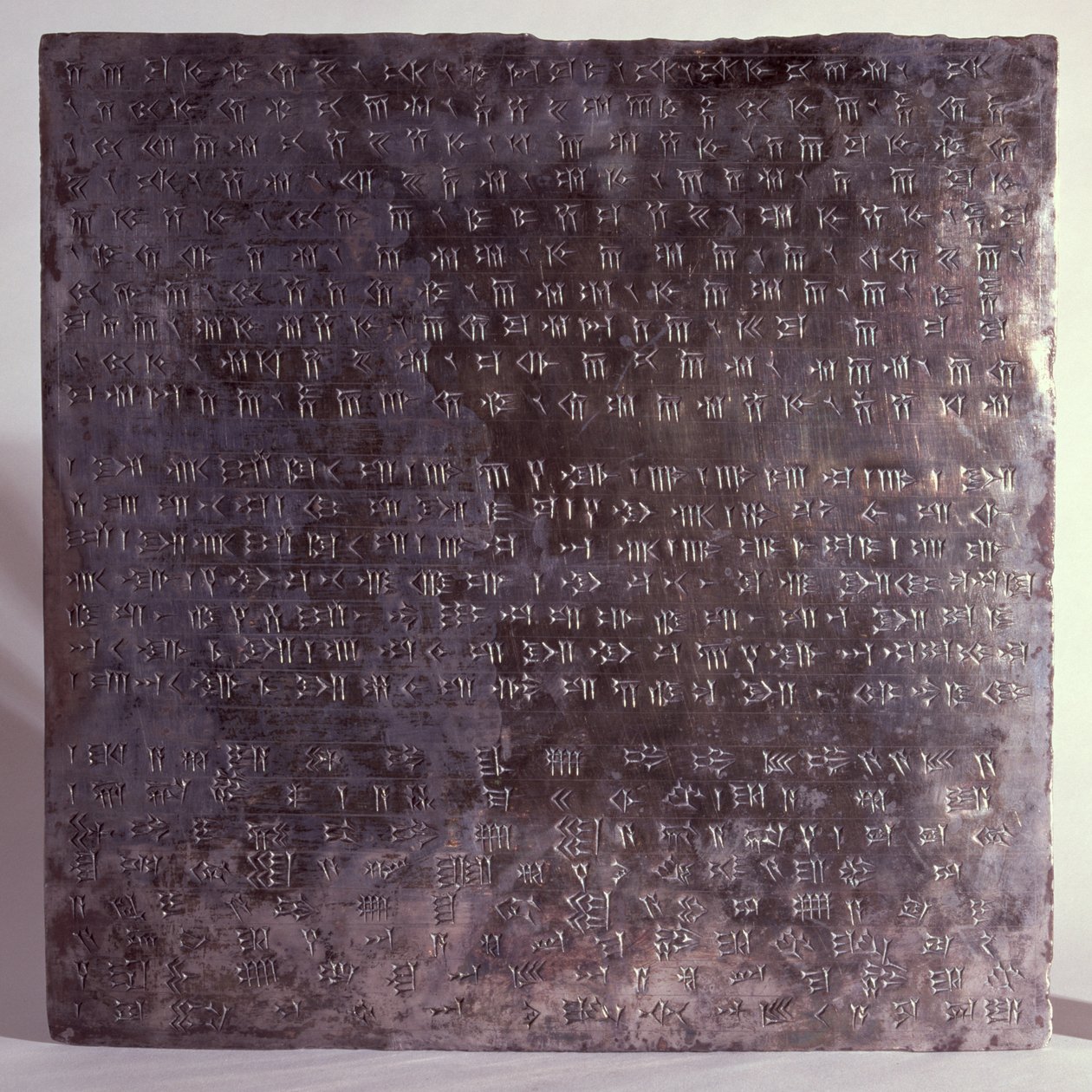 Apadana-perustaulut, jonka on asettanut Darius, Persepolis, kaiverrettu kolmikielisellä kirjaimella: vanha persia, elamilainen ja babylonialainen, 6. vuosisadan loppu eKr. (hopea) tekijältä Achaemenid