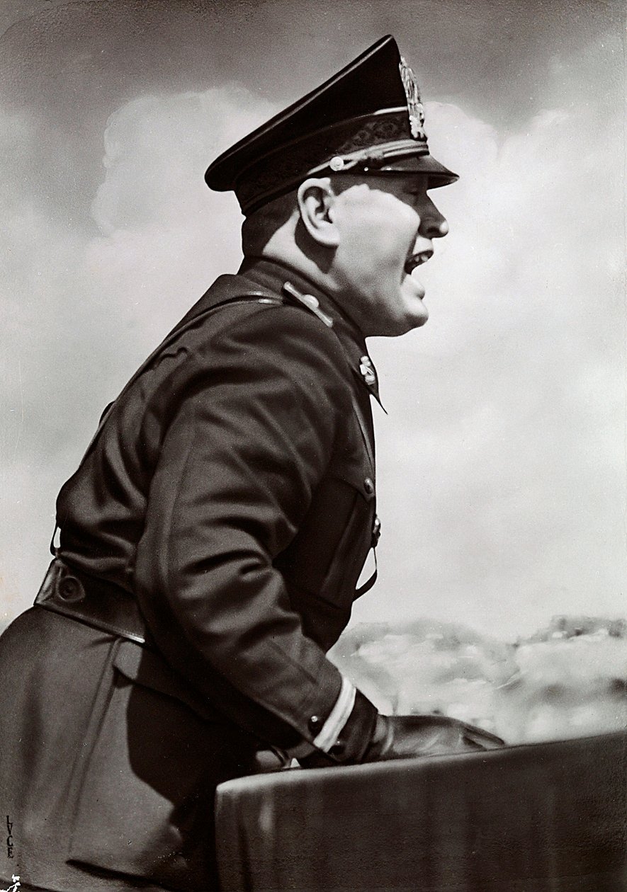 Mussolini pitämässä puhetta (m/w kuva) tekijältä Achille Villani