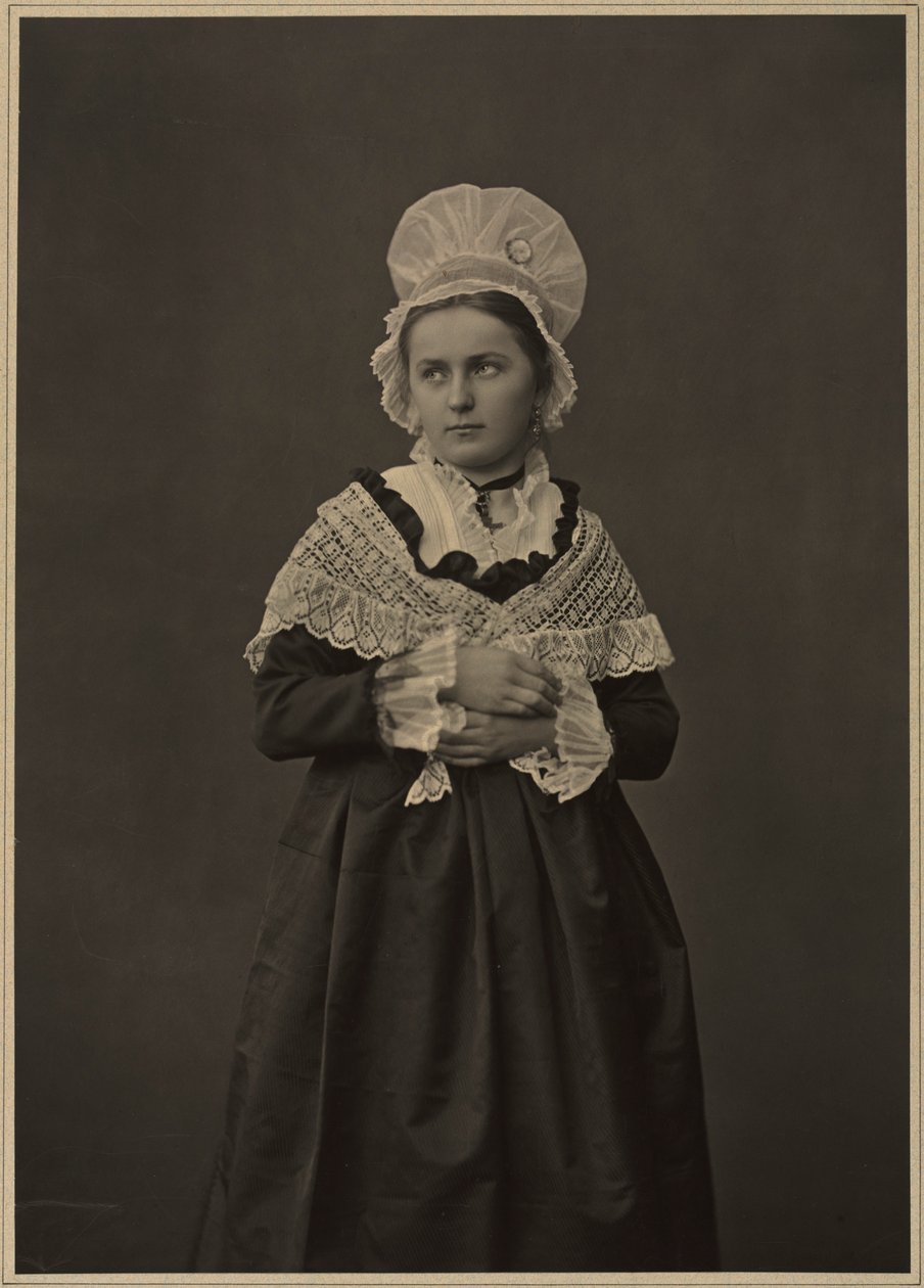 Nainen Lorraine Dressissä, n. 1860-70 luvut. tekijältä Adolphe Braun