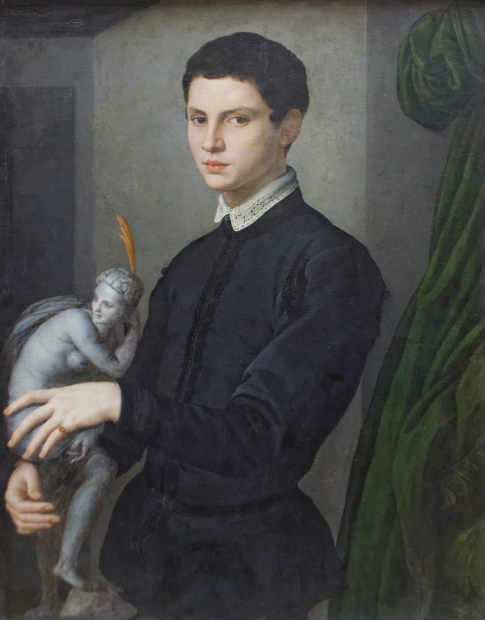 Muotokuva miehestä, jolla on patsas tekijältä Agnolo Bronzino
