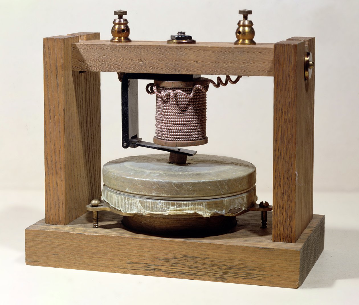 Puhelimen prototyyppi, 1873 tekijältä Alexander Graham Bell