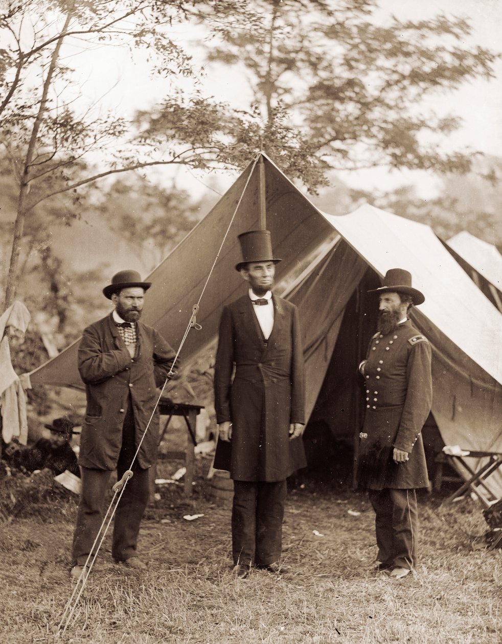 Presidentti Lincoln Antietamin taistelukentällä tekijältä Alexander Gardner