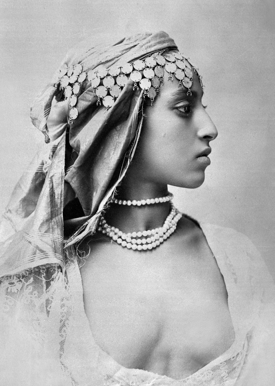 Nuori algerialainen nainen, noin 1890-1900 (s/w valokuva). tekijältä Alexandre Leroux