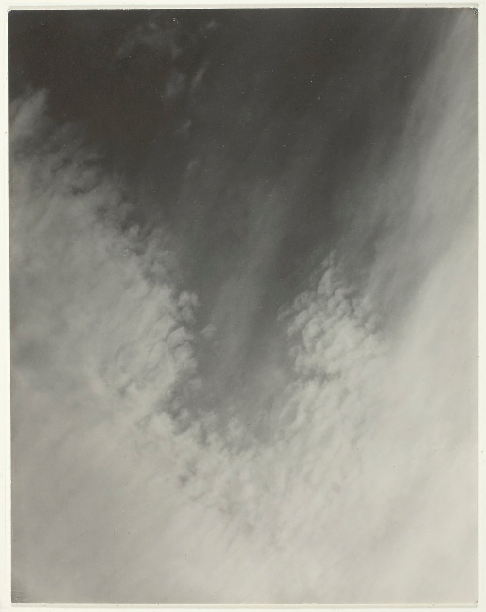 Vastaava, sarjasta E print 2, 1923. tekijältä Alfred Stieglitz