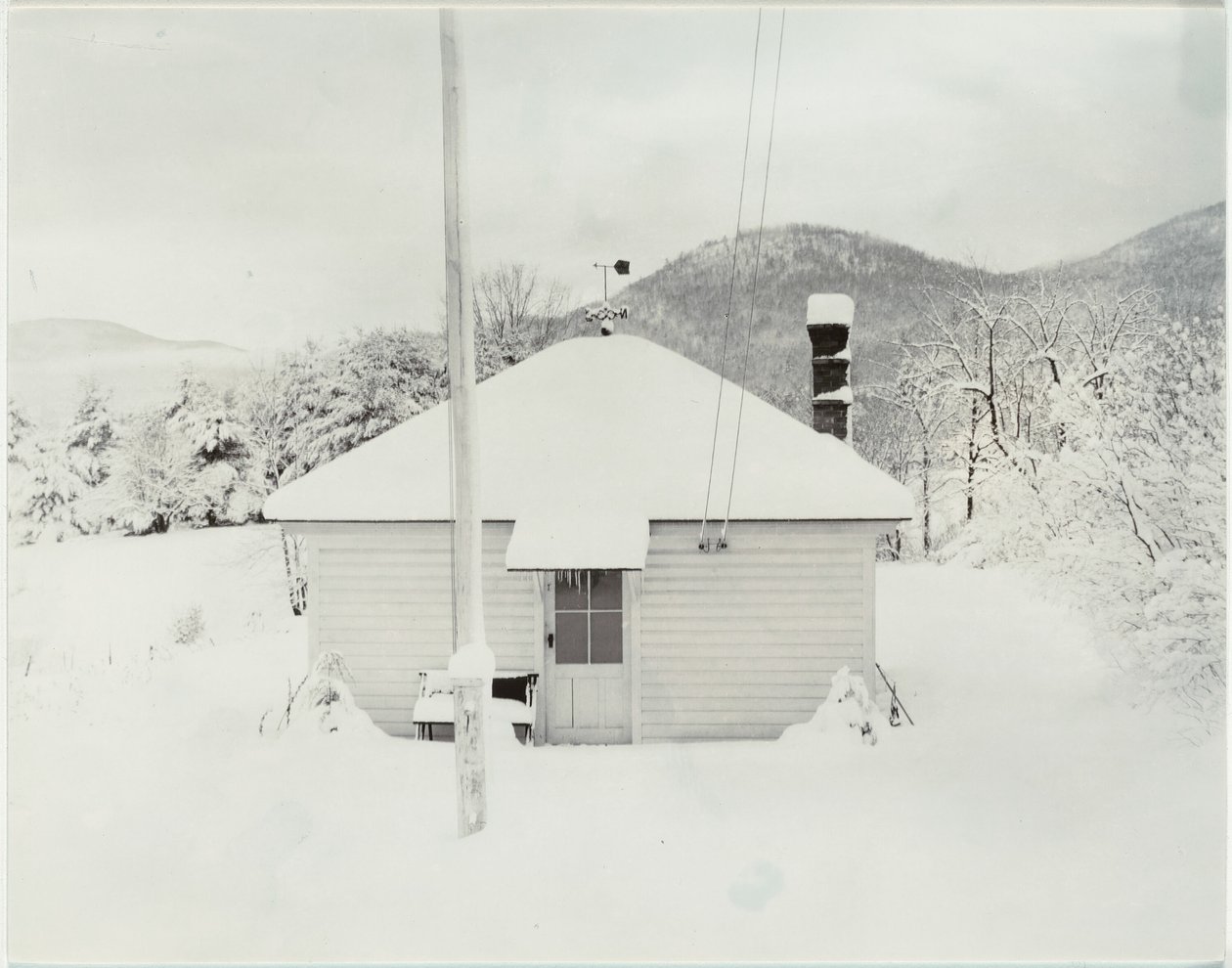 Ensimmäinen lumi ja pieni talo tekijältä Alfred Stieglitz