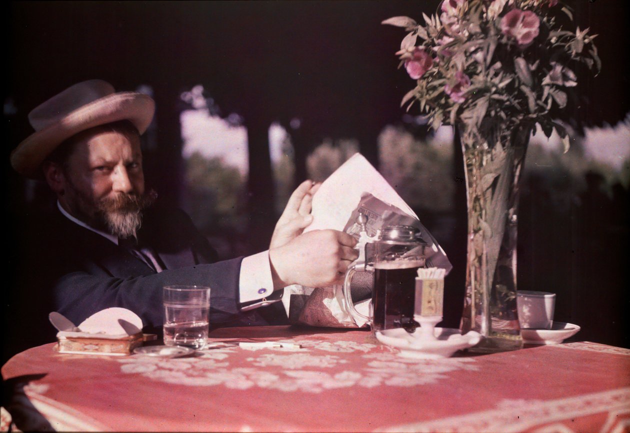 Frank Eugene istuu pöydässä, 1907. tekijältä Alfred Stieglitz