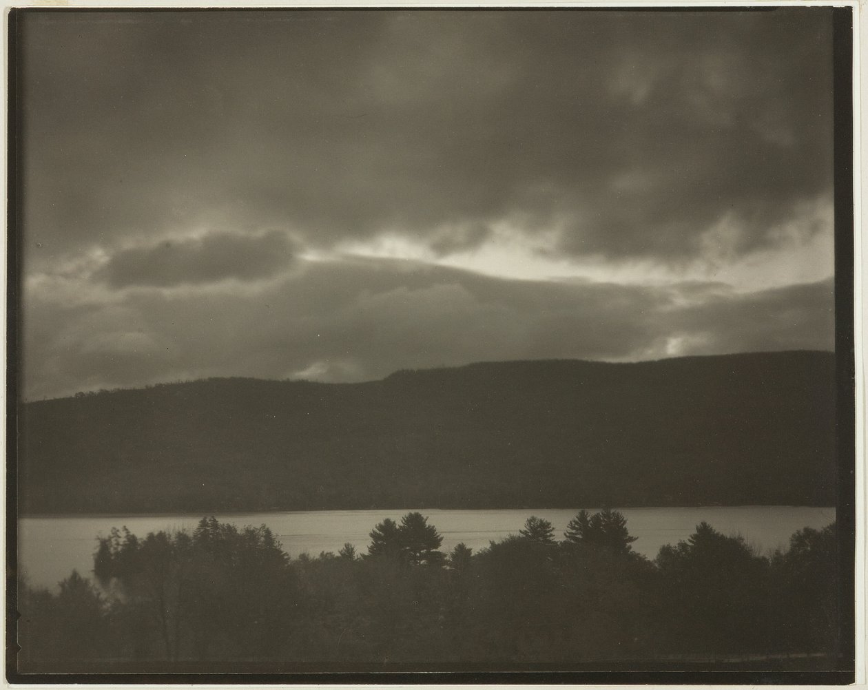 Lake George tekijältä Alfred Stieglitz