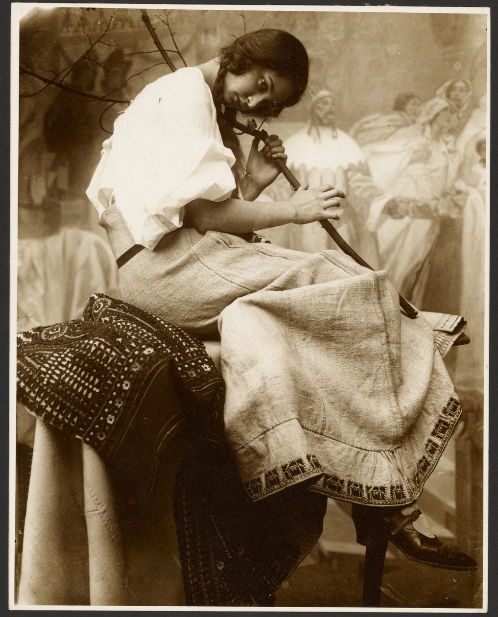 [Istuva naismalli pitelee puun oksaa] tekijältä Alphonse Maria Mucha