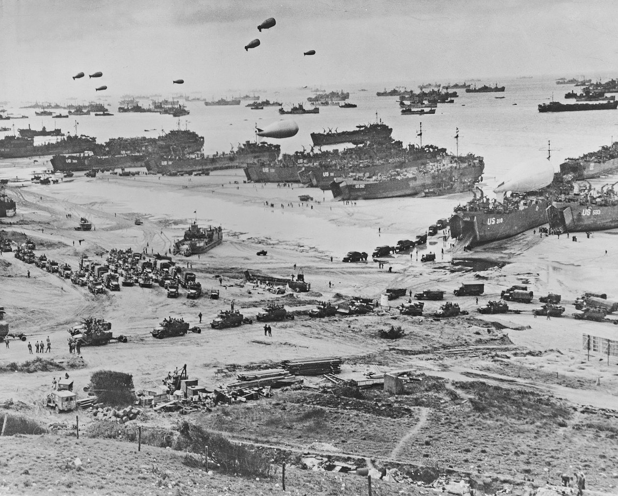 Lintuperspektiivistä näkymä maihinnousualuksista, sulkupalloista ja liittoutuneiden joukkojen maihinnoususta Normandiassa, Ranskassa 6. kesäkuuta 1944 (gelatiinihopeakuvio). tekijältä American Photographer