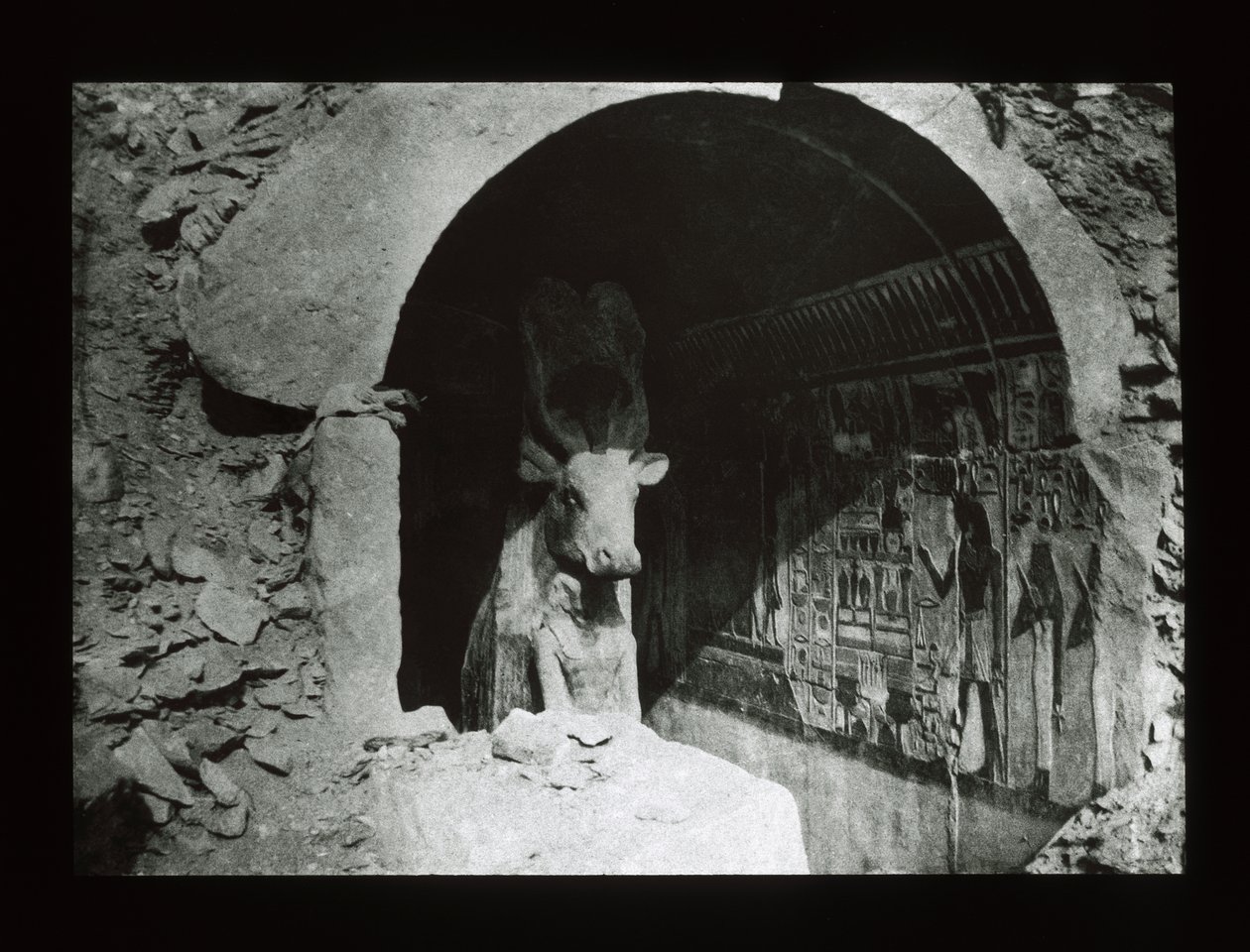 Hathor-lehmä 18. dynastian pyhäkössä, Deir El-Bahri (lyhtyliukumäki) tekijältä American Photographer
