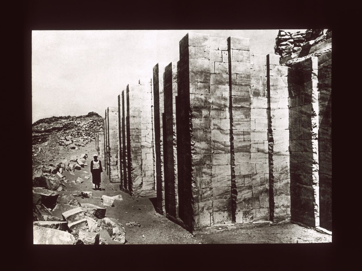 Porraspyramidin kalkkikivikotelo, Sakkara, 3. dynastia (lyhtyliukumäki) tekijältä American Photographer