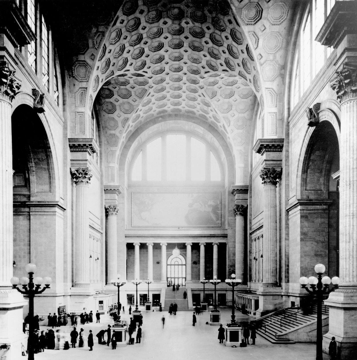 Pennsylvanian asema, New York City, pääodotushuone - pohjoiseen päin, n.1910. tekijältä American Photographer