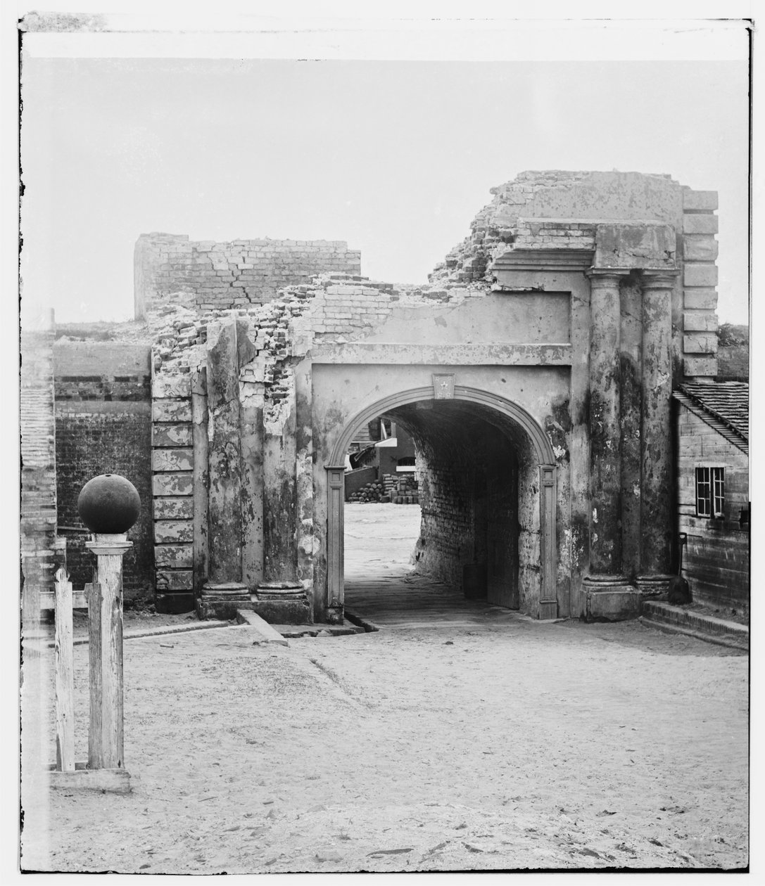 Sally-portti Fort Moultriessa, Etelä-Carolinassa, sotien päättyessä, 1865. tekijältä American Photographer