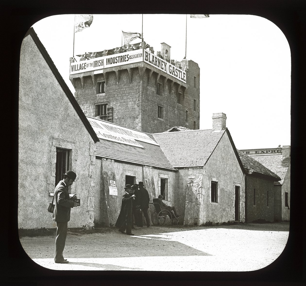 Worlds Columbian Exposition: Irish Village, Chicago, 1893 (lyhtymäki) tekijältä American Photographer