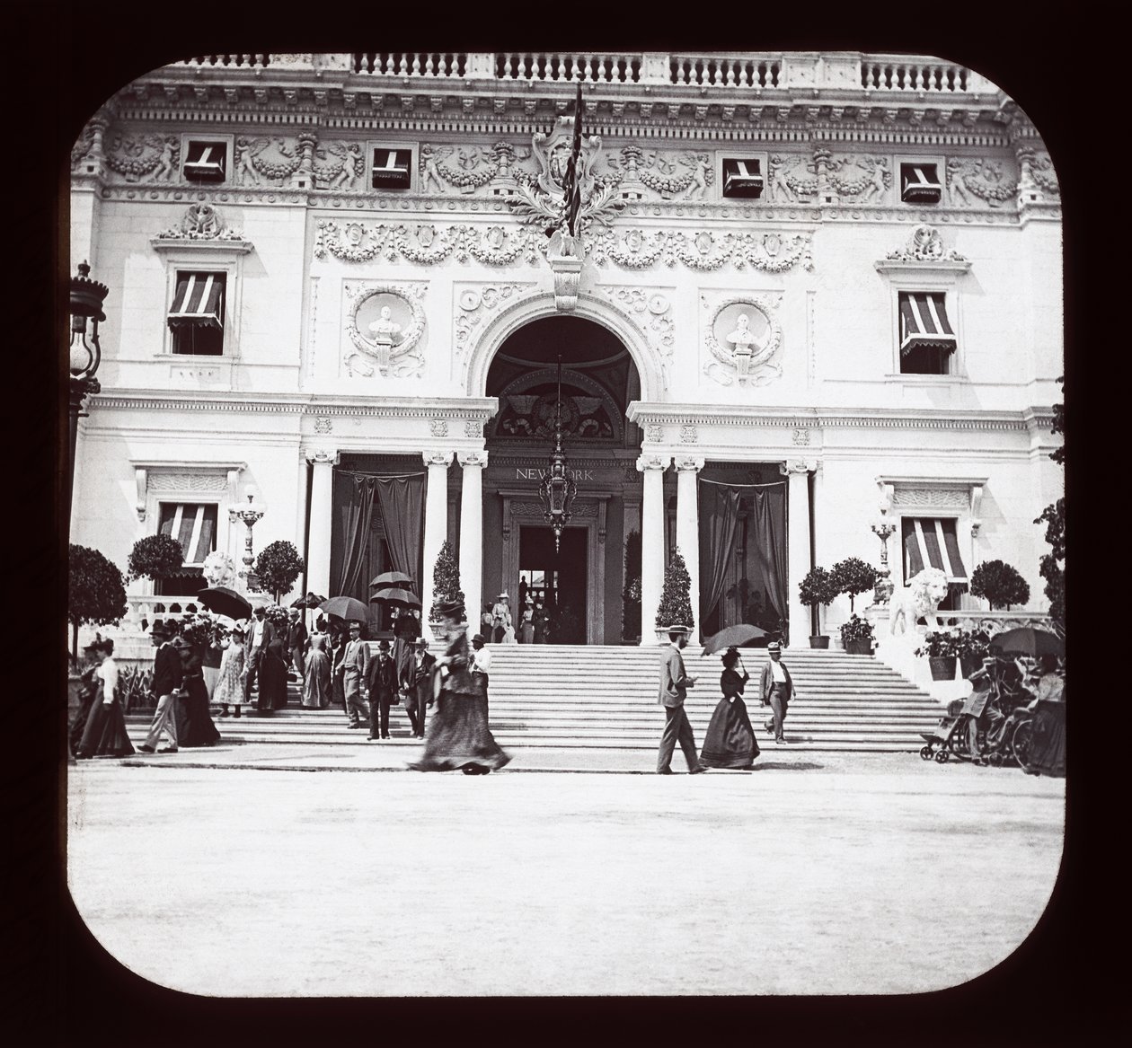 Worlds Columbian Exposition; Transportation Building, Chicago, 1893 (lyhtyliukumäki) tekijältä American Photographer
