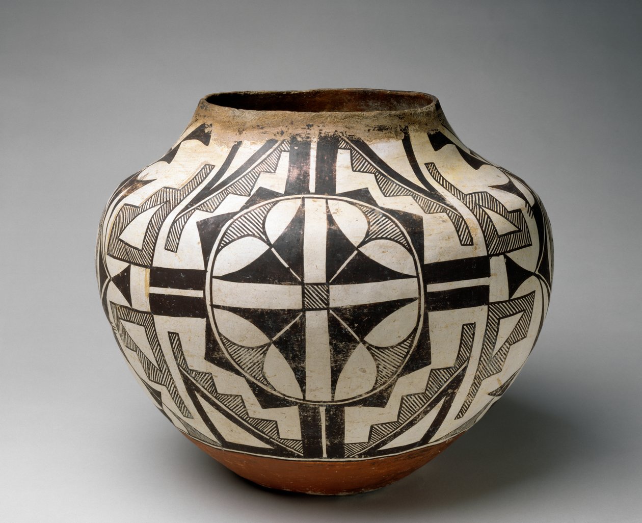 Acoma Pueblo jar, n. 1890 (keramiikka monivärisellä liukumaalauksella) tekijältä American School
