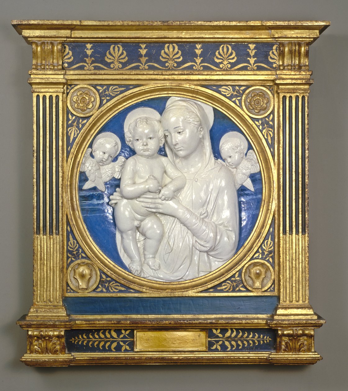 Madonna und Child with Cherubs, n.1485 (lasitettu terrakotta) tekijältä Andrea Della Robbia