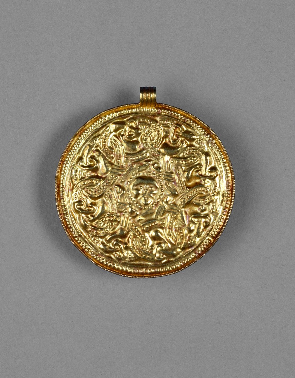 Bracteate riipus, Faversham, Kent, anglosaksinen (kulta) tekijältä Anglo Saxon