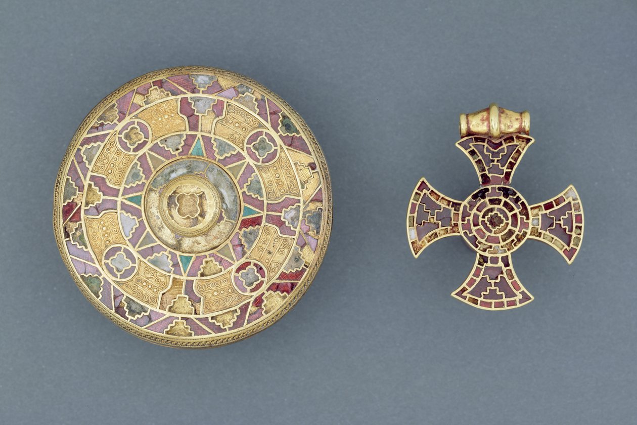 Jalokivinen riipusristi Ixworthista, Suffolkista; ja jalokivinen kiekkorintakoru Sarresta, Kentistä, anglosaksinen (kultaa, hopeaa, granaatteja ja simpukankuoria). tekijältä Anglo Saxon