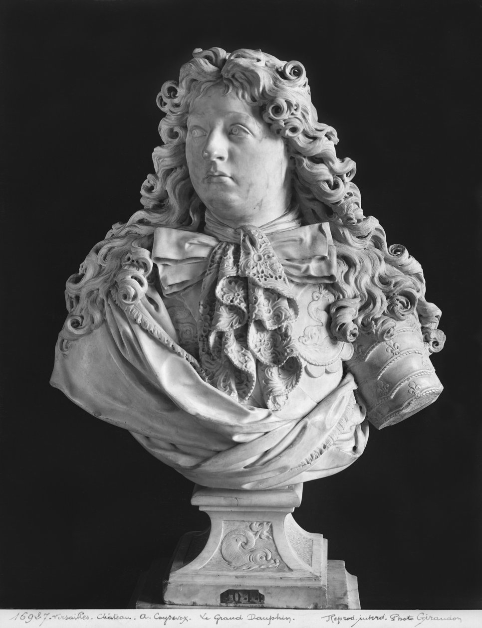 Louis de Francen (1661-1711) rintakuva Monseigneur le Dauphin, joka tunnetaan nimellä Le Grand Dauphin, 1679 (marmori) tekijältä Antoine Coysevox