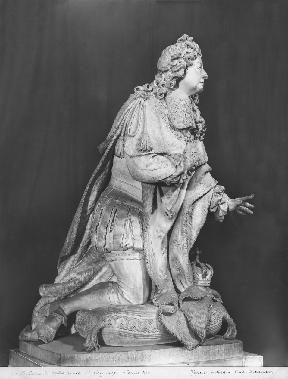 Ludvig XIII:n lupaus 1601-43 yksityiskohta Louis XIV:stä 1638-1715 1713-15 marmori bw valokuva tekijältä Antoine Coysevox