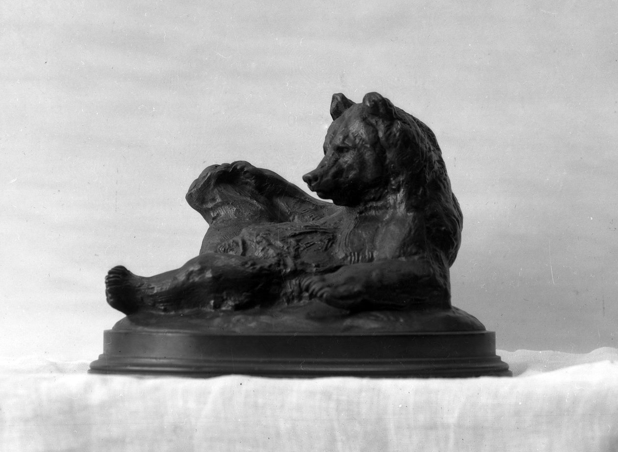 Istuva karhu, malli 1833 (pronssi) tekijältä Antoine Louis Barye