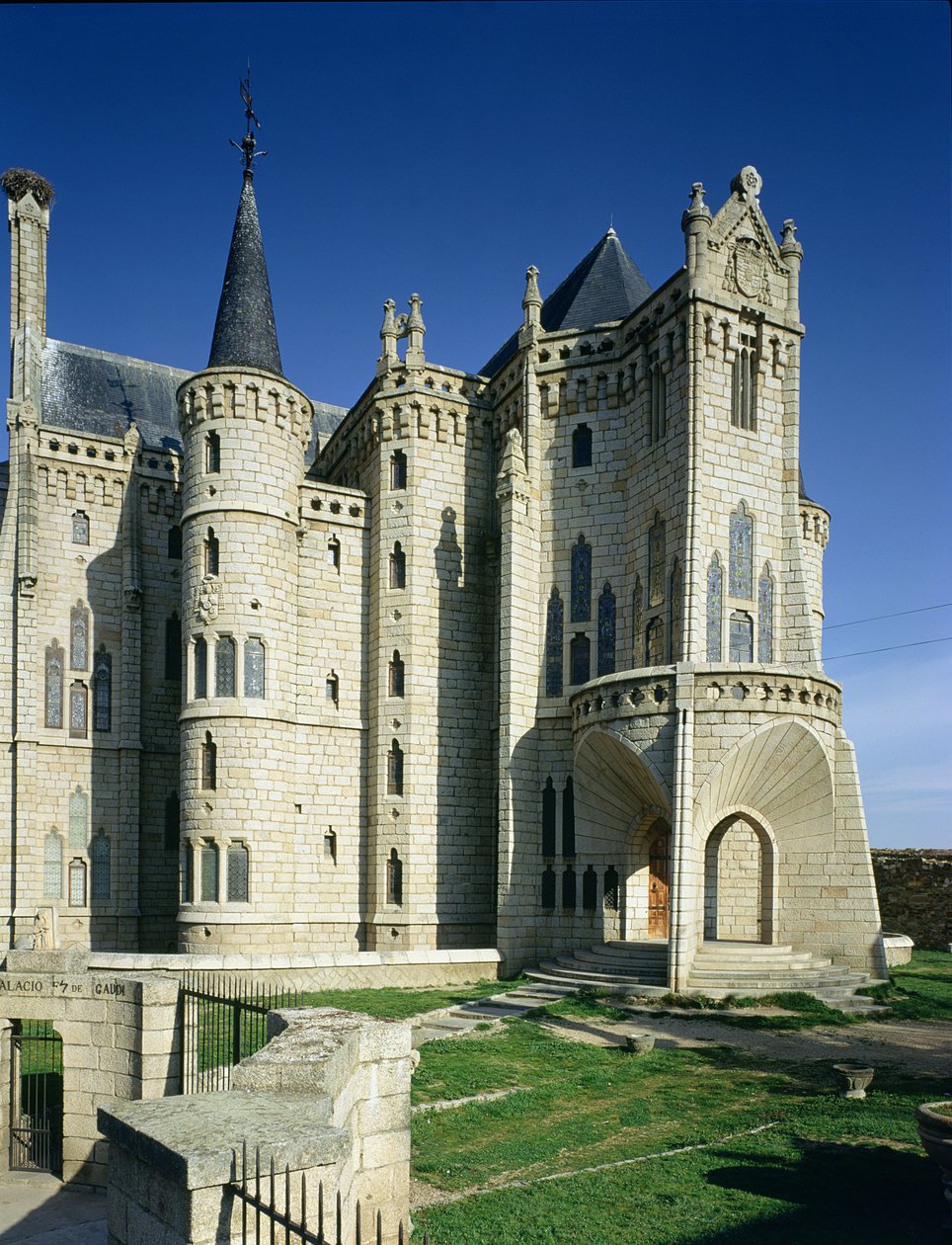 Piispan palatsi tekijältä Antonio Gaudi